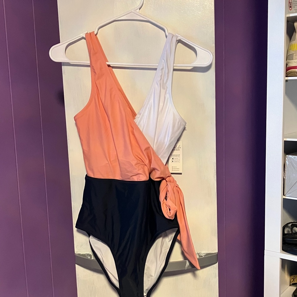 Cupshe Colorblock One-Shoulder One-Piece Swimsuit in Peach, White & Black